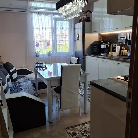 Apartament Модерно Обзаведен Апартамент С Отлична Дестинация , Предлагащ Прекрасни Условия ,Както За Бизнес Пътуване , Така И Туризъм .