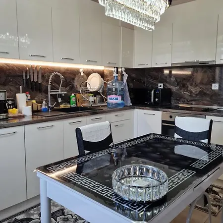 Apartament Модерно Обзаведен Апартамент С Отлична Дестинация , Предлагащ Прекрасни Условия ,Както За Бизнес Пътуване , Така И Туризъм . Tâgovişte